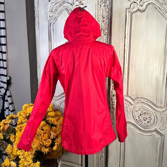 Patagonia Women's Dark Pink Hooded Waterproof Jacket - Picture 9 of 16